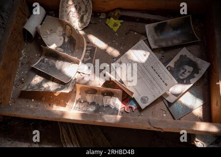 Décoration intérieure de maisons privées abandonnées dans la zone d'exclusion du Bélarus Banque D'Images