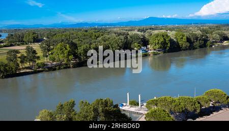 Vue depuis le jardin Dom à Avignon sur le Rhône en arrière-plan du Mont St Ventoux. Vaucluse, Provence, France, Europe. Banque D'Images