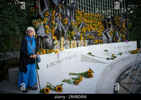 LA HAYE - des fleurs sont déposées au monument des Indes lors de la commémoration nationale de la capitulation du Japon le 15 août 1945. La Stichting nationale Remembrance 15 août 1945 organise chaque année cette commémoration dans laquelle toutes les victimes de la guerre contre le Japon et de l'occupation japonaise de l'ancien hollandais-Indie sont commémorées. ANP PHIL NIJHUIS netherlands Out - belgique Out Banque D'Images