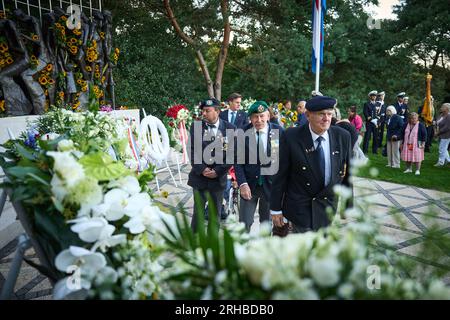 LA HAYE - des fleurs sont déposées au monument des Indes lors de la commémoration nationale de la capitulation du Japon le 15 août 1945. La Stichting nationale Remembrance 15 août 1945 organise chaque année cette commémoration dans laquelle toutes les victimes de la guerre contre le Japon et de l'occupation japonaise de l'ancien hollandais-Indie sont commémorées. ANP PHIL NIJHUIS netherlands Out - belgique Out Banque D'Images