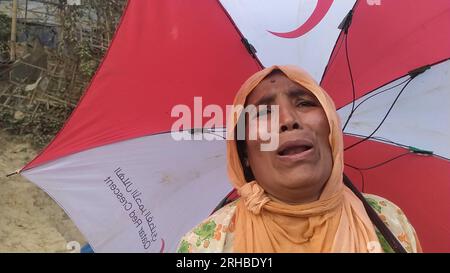 Portrait d'une femme pleurant au camp de réfugiés de Balukhali. Environ 919 000 000 réfugiés Rohingyas vivent dans les camps de Kutupalong et de Nayapara dans la région de Cox’s Bazar, qui sont devenus l’un des camps les plus vastes et les plus densément peuplés au monde. Bangladesh. Banque D'Images