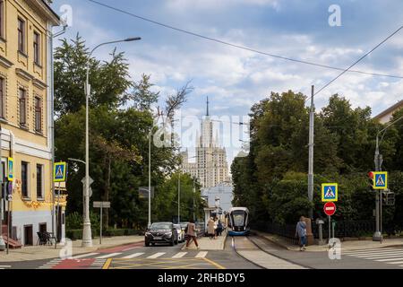 Moscou, Russie 14 août 2023, vue du bâtiment de grande hauteur sur le remblai de Kotelnicheskaya depuis le boulevard Yauzsky. Banque D'Images