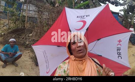 Portrait d'une femme pleurant au camp de réfugiés de Balukhali. Environ 919 000 000 réfugiés Rohingyas vivent dans les camps de Kutupalong et de Nayapara dans la région de Cox’s Bazar, qui sont devenus l’un des camps les plus vastes et les plus densément peuplés au monde. Bangladesh. Banque D'Images