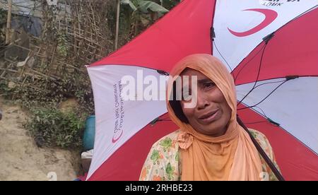 Portrait d'une femme pleurant au camp de réfugiés de Balukhali. Environ 919 000 000 réfugiés Rohingyas vivent dans les camps de Kutupalong et de Nayapara dans la région de Cox’s Bazar, qui sont devenus l’un des camps les plus vastes et les plus densément peuplés au monde. Bangladesh. Banque D'Images