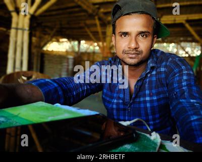 Portrait d'un garçon au camp de réfugiés de Balukhali. Environ 919 000 000 réfugiés Rohingyas vivent dans les camps de Kutupalong et de Nayapara dans la région de Cox’s Bazar, qui sont devenus l’un des camps les plus vastes et les plus densément peuplés au monde. Bangladesh. Banque D'Images