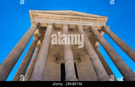 Maison Carrée , ancien temple romain , la Place de la Maison Carrée, Nîmes, Languedoc-Roussillon, Gard, France Banque D'Images