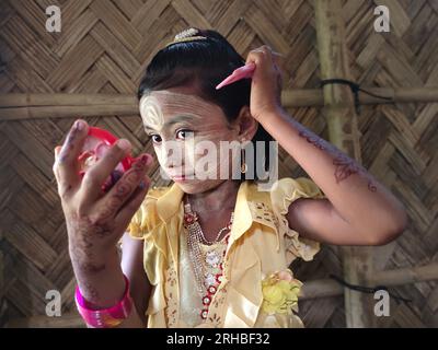 Portrait d'un enfant habillé pour un concert au camp de réfugiés de Balukhali. Environ 919 000 000 réfugiés Rohingyas vivent dans les camps de Kutupalong et de Nayapara dans la région de Cox’s Bazar, qui sont devenus l’un des camps les plus vastes et les plus densément peuplés au monde. Bangladesh. Banque D'Images