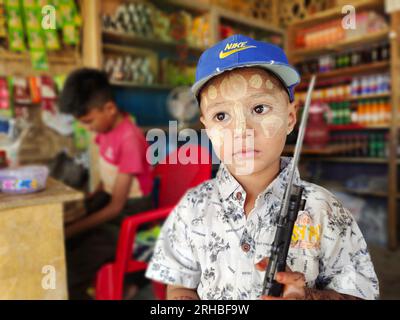 Portrait d'un enfant habillé pour un concert au camp de réfugiés de Balukhali. Environ 919 000 000 réfugiés Rohingyas vivent dans les camps de Kutupalong et de Nayapara dans la région de Cox’s Bazar, qui sont devenus l’un des camps les plus vastes et les plus densément peuplés au monde. Bangladesh. Banque D'Images