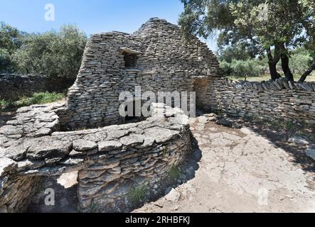 Bâtiments anciens en pierre, village des Bories, Gordes, Provence-Alpes-Côte d’Azur, France, Europe Banque D'Images