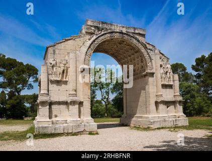 Arc romain de Triomphe dans l'ancien Glanum. Saint Rémy-de-Provence, Bouches-du-Rhone, Provence-Alpes-Cote d’Azur, Sud de la France, France, Europe Banque D'Images