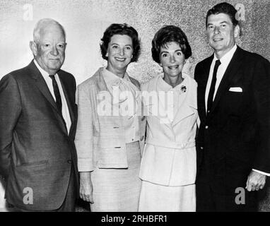 États-Unis : c. 1978 Un portrait de Ronald et Nancy Reagan avec un autre couple non identifié. Banque D'Images