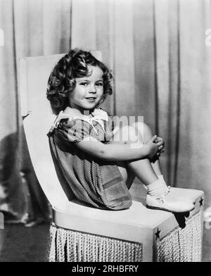 Hollywood, Californie : c. 1935 Un portrait de Shirley Temple, star de cinéma pour enfants. Banque D'Images