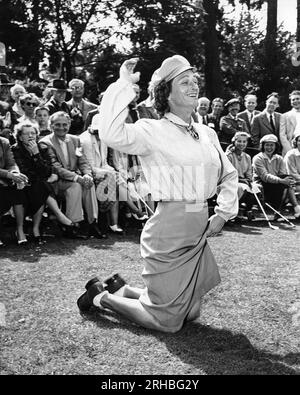 Pebble Beach, Californie : 1950. Babe Didrikson Zaharias rend hommage aux dieux du golf au tournoi Weathervane. Banque D'Images