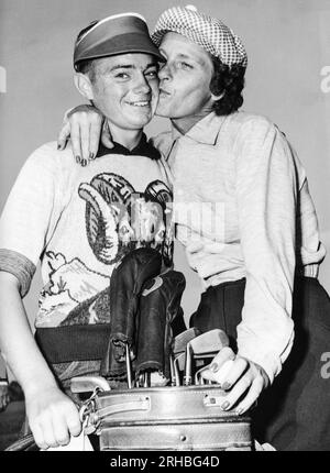 Wichita, Kansas : 1950 Babe Didrikson donne un gros baiser à son caddy après avoir tiré un record de parcours à l'U.S. Open au Rolling Hills Country Club. Banque D'Images