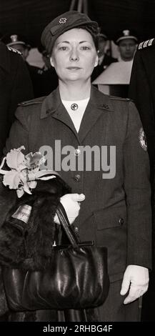 New York, New York, 24 décembre 1941 auteur Margaret Mitchell en uniforme de la Croix-Rouge lors des cérémonies de mise en service du croiseur léger USS Atlanta au New York Navy Yard à Brooklyn. Banque D'Images