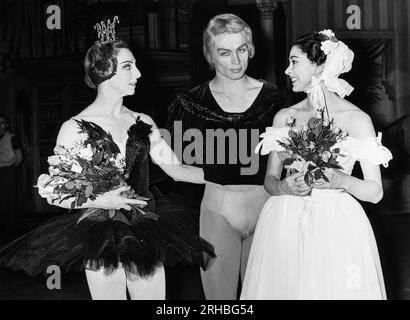 Monde : 1961 danseurs de ballet Rudolf Noureev et Margot Fonteyn (à droite) avec un autre danseur non identifié. Banque D'Images