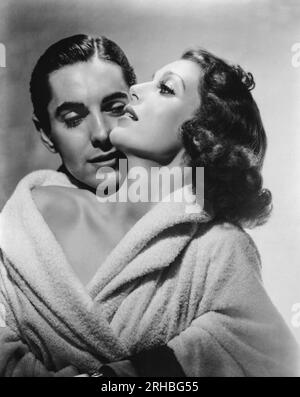 Hollywood, Californie : 1937 Une photo de films stars Loretta Young et Tyrone Power du film 'Love is News'. Banque D'Images