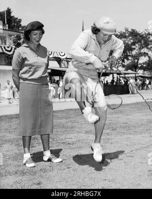 États-Unis : c. 1950 Babe Didrikson attaquant un morceau de corde. Banque D'Images