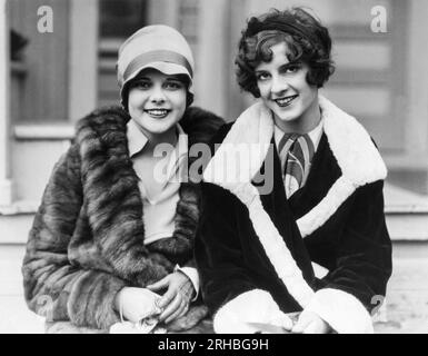 Hollywood, Californie : 1927 l'actrice Viola Richards (à gauche) vient de signer un contrat de cinq ans avec Hal Roach Studios tandis que Martha Sleeper (à droite) a été élue Wampas Baby Star pour 1927. Les deux semblent être heureux. Banque D'Images