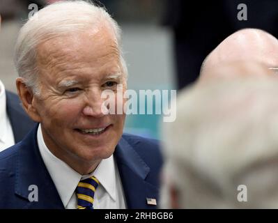 Milwaukee, Wisconsin, États-Unis. 15 août 2023. LE PRÉSIDENT JOE BIDEN salue les gens après avoir prononcé un discours à Ingeteam Inc. À Milwaukee, Wisconsin, le mardi 15 août 2023. Il a pris la parole la veille du premier anniversaire de la Loi sur la réduction de l'inflation. Ingeteam a annoncé des plans pour augmenter la production de chargeurs de véhicules électriques. L'administration Biden a pour objectif de construire un réseau de 500 000 chargeurs de véhicules électriques le long des autoroutes du pays. Selon le bureau de presse de la Maison Blanche, le thème du président était « Comment Bidenomics investit en Amérique pour faire croître l'économie du milieu au milieu et au milieu Banque D'Images