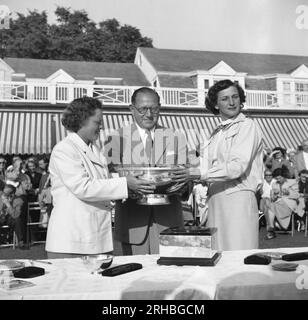 États-Unis : c. 1950 golfeurs Babe Didrikson et Patty Berg lors d'une remise de trophées. Banque D'Images