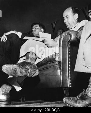 Michigan : 1952 Adlai Stevenson lors d'un arrêt de campagne présidentielle dans le Michigan quand il a croisé sa jambe révélant un trou dans la semelle de sa chaussure. La photographie a remporté un prix Pulitzer pour le photographe William Gallagher. Banque D'Images