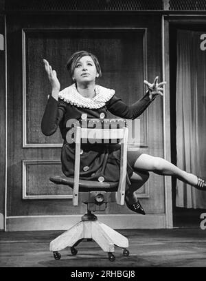 New York, New York : 1962 chanteuse et actrice Barbra Streisand à dix-neuf ans dans ses débuts à Broadway dans la comédie musicale 'I CAN Get IT for You Wholesale'. Banque D'Images