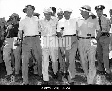 Rockville, Maryland : 1953 G-D : le général Omar Bradley, Bob Hope, le vice-président Richard Nixon, et le général Robert McClure au National Celebrities Open Tournament au Woodmont Country Club. Banque D'Images