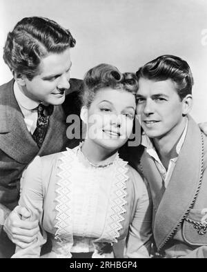 Hollywood, Californie : 1942 Une photographie promotionnelle pour le film 'Kings Row' avec G-R : Robert Cummings, Ann Sheridan, Ronald Reagan Banque D'Images