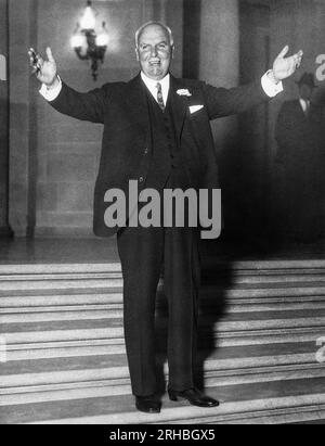 San Francisco, Californie : 26 août 1930 le maire de San Francisco James Rolph, Jr. Dans la rotonde de l'hôtel de ville quand il a été annoncé qu'il était en tête de la course pour le gouverneur. Banque D'Images