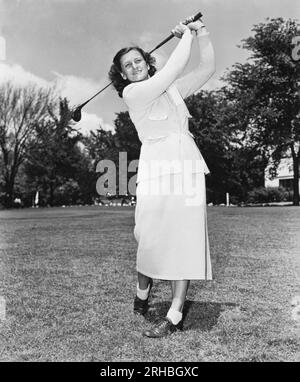 États-Unis : c. 1950 Babe Didrikson golf dans une photo promotionnelle pour Wilson Sporting Goods. Banque D'Images