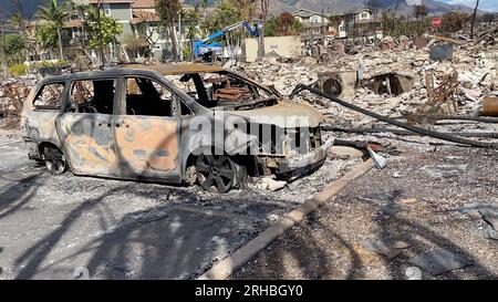 Lahaina, États-Unis. 15 août 2023. La photo prise avec un téléphone portable le 14 août 2023 montre un véhicule détruit dans un feu de forêt dans la ville de Lahaina, île de Maui, Hawaï, États-Unis. Le bilan des incendies de forêt de Maui a atteint 99 morts, ont déclaré lundi les autorités. Lahaina, une ville historique de l'île de Maui, est confrontée à "une pénurie dramatique et immédiate de logements" et à "une menace sérieuse de déplacement à long terme" suite à l'incendie de forêt américain le plus meurtrier depuis plus d'un siècle, a rapporté lundi le Washington Post. Crédit : Yang Pingjun/Xinhua/Alamy Live News Banque D'Images