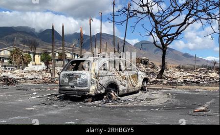 Lahaina, États-Unis. 15 août 2023. La photo prise avec un téléphone portable le 14 août 2023 montre un véhicule détruit dans un feu de forêt dans la ville de Lahaina, île de Maui, Hawaï, États-Unis. Le bilan des incendies de forêt de Maui a atteint 99 morts, ont déclaré lundi les autorités. Lahaina, une ville historique de l'île de Maui, est confrontée à "une pénurie dramatique et immédiate de logements" et à "une menace sérieuse de déplacement à long terme" suite à l'incendie de forêt américain le plus meurtrier depuis plus d'un siècle, a rapporté lundi le Washington Post. Crédit : Yang Pingjun/Xinhua/Alamy Live News Banque D'Images