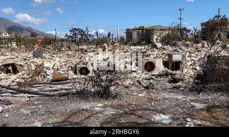 Lahaina, États-Unis. 15 août 2023. La photo prise avec un téléphone portable le 14 août 2023 montre les conséquences des incendies de forêt dans la ville de Lahaina, île de Maui, Hawaï, États-Unis. Le bilan des incendies de forêt de Maui a atteint 99 morts, ont déclaré lundi les autorités. Lahaina, une ville historique de l'île de Maui, est confrontée à "une pénurie dramatique et immédiate de logements" et à "une menace sérieuse de déplacement à long terme" suite à l'incendie de forêt américain le plus meurtrier depuis plus d'un siècle, a rapporté lundi le Washington Post. Crédit : Yang Pingjun/Xinhua/Alamy Live News Banque D'Images