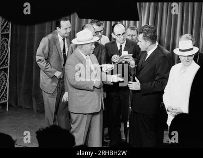 Moscou, URSS : 24 juillet 1959 le premier ministre soviétique Nikita Khrouchtchev et le vice-président des États-Unis Richard Nixon plaisantent à la télévision à l'exposition américaine dans ce qui est devenu connu comme le «débat de cuisine». Banque D'Images