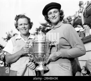Chicago, Illinois : vainqueur 1950 Babe Didrikson (à droite) et Patty Berg (à gauche) au championnat All-American de golf au Tam O'Shanter Country Club. Banque D'Images