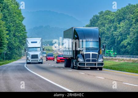 Plan horizontal du trafic mixte sur une section rurale d'une autoroute inter-États du Tennessee. Banque D'Images