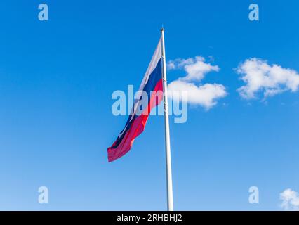 Plan rapproché du drapeau russe flottant sur le vent. Banque D'Images