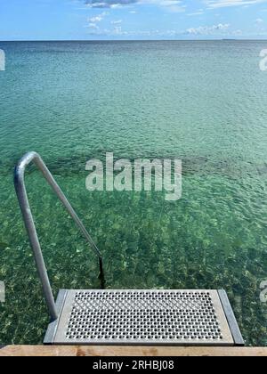 Pont de baignade sur une plage vide en été, Nordby, Samsoe, Jutland, Danemark Banque D'Images