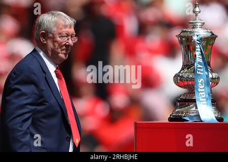 L'ancien Manager de Manchester United, Sir Alex Ferguson, se penche sur le FA Cup Trophy - Manchester City contre Manchester United, la finale de la FA Cup des Emirates, Wembley Stadium, Londres, Royaume-Uni - 3 juin 2023 usage éditorial uniquement - des restrictions DataCo s'appliquent Banque D'Images