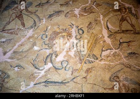 Adana - Turquie, 12 août 2023, figures mosaïques au musée archéologique d'Adana Banque D'Images