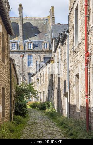 Une petite rue latérale dans le centre de la ville de dinan en Bretagne Banque D'Images