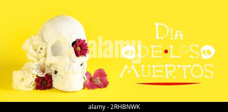 Bannière pour la Journée des morts du Mexique (El Dia de Muertos) avec crâne humain et fleurs Banque D'Images