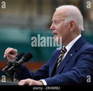 Milwaukee, Wisconsin, États-Unis. 15 août 2023. LE PRÉSIDENT JOE BIDEN prononce une allocution à Ingeteam Inc. À Milwaukee, Wisconsin, le mardi 15 août 2023. Il a pris la parole la veille du premier anniversaire de la Loi sur la réduction de l'inflation. Ingeteam a annoncé des plans pour augmenter la production de chargeurs de véhicules électriques. L'administration Biden a pour objectif de construire un réseau de 500 000 chargeurs de véhicules électriques le long des autoroutes du pays. Selon le bureau de presse de la Maison Blanche, le thème du président était "comment Bidenomics investit en Amérique pour faire croître l'économie du milieu vers le haut et de bas en haut, pas du haut Banque D'Images