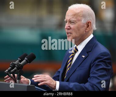 Milwaukee, Wisconsin, États-Unis. 15 août 2023. LE PRÉSIDENT JOE BIDEN prononce une allocution à Ingeteam Inc. À Milwaukee, Wisconsin, le mardi 15 août 2023. Il a pris la parole la veille du premier anniversaire de la Loi sur la réduction de l'inflation. Ingeteam a annoncé des plans pour augmenter la production de chargeurs de véhicules électriques. L'administration Biden a pour objectif de construire un réseau de 500 000 chargeurs de véhicules électriques le long des autoroutes du pays. Selon le bureau de presse de la Maison Blanche, le thème du président était "comment Bidenomics investit en Amérique pour faire croître l'économie du milieu vers le haut et de bas en haut, pas du haut Banque D'Images