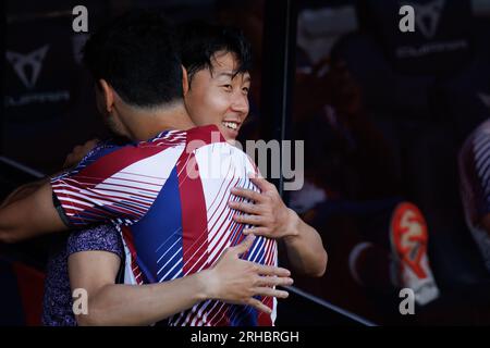 BARCELONE - AOÛT 8 : son rend hommage à Gundogan lors du match du Trophée Joan Gamper entre le FC Barcelone et Tottenham à l'Estadi Olimpic Lluis Companys On Banque D'Images