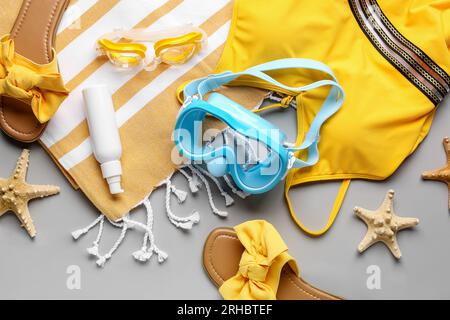 Composition avec différents accessoires de plage et étoiles de mer sur fond gris Banque D'Images