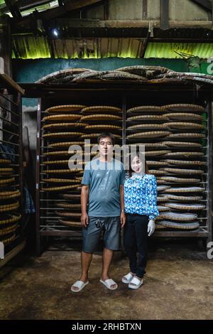 Les propriétaires Pun-Saharat Kamolsakdavikul et le patron Nea Rung-Susama Sunsiang de l'usine de sauce soja maison Hao Yong Seng. "Hao Yong Seng" est la seule usine de sauce soja maison restante à Bangkok, depuis 3 générations, depuis plus de 100 ans, la famille n'a jamais changé la formule et maintient toujours le processus de fabrication traditionnel qui prend jusqu'à 6 mois pour obtenir une bouteille, dans la communauté de Khlong Bang Luang qui était autrefois un quartier économique, c'est la seule usine de sauce soja qui reste. Banque D'Images