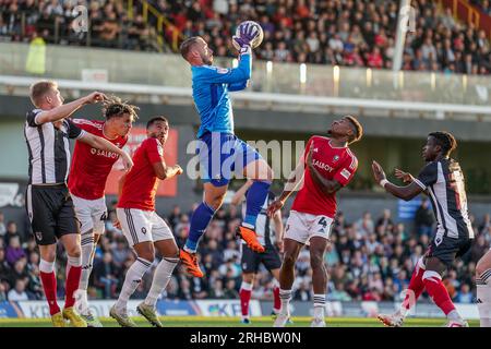 Cleethorpes, Royaume-Uni. 15 août 2023. Le gardien de Salford City Alex Cairns (1) sauve lors du match Grimsby Town vs Salford City FC Sky Bet League 2 à Blundell Park, Cleethorpes, Royaume-Uni le 15 août 2023 Credit : Every second Media/Alamy Live News Banque D'Images