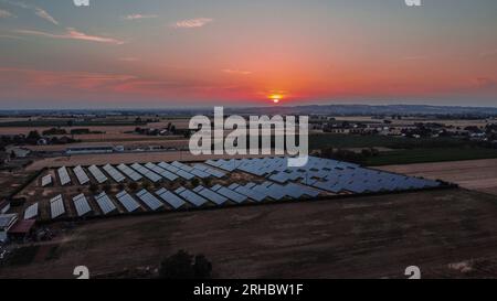 Vue aérienne des panneaux solaires au coucher du soleil, Alessandria, Piémont, Italie Banque D'Images